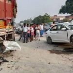 *बहुत ही दु:खद- शाहजहांपुर में ट्रक से टकराई कार के उड़ गए परखच्चे*